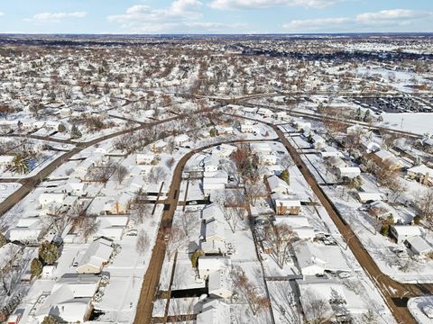 Tiny photo for 810 Silver Rock Lane, Buffalo Grove, IL 60089 (MLS # 12593508)