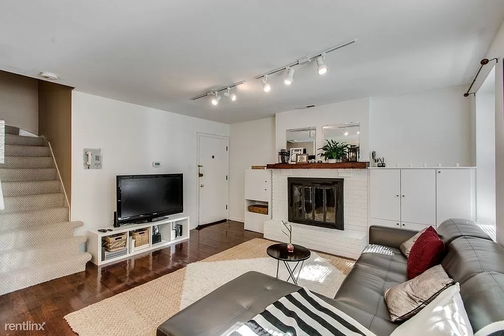 1011 N La Salle Drive 1W