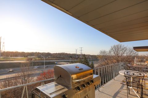 Tiny photo for 2900 Maple Avenue #19E, Downers Grove, IL 60515 (MLS # 12597918)