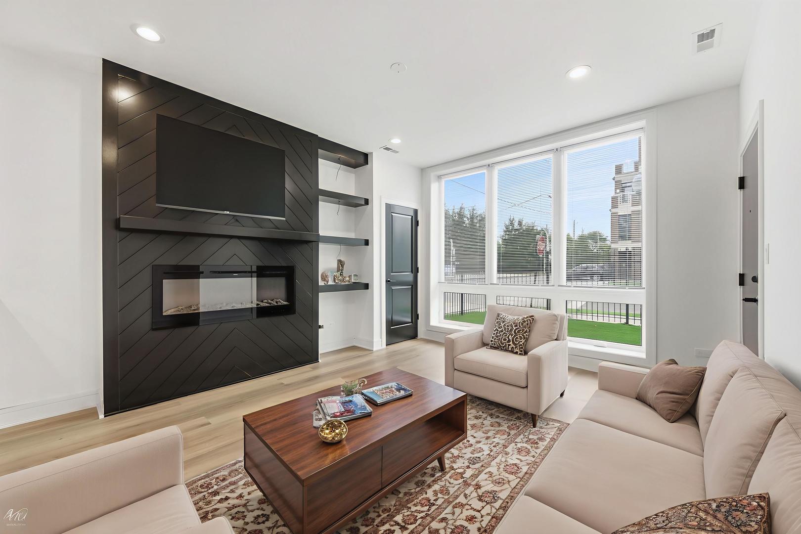 3900 S Lake Park Avenue 1