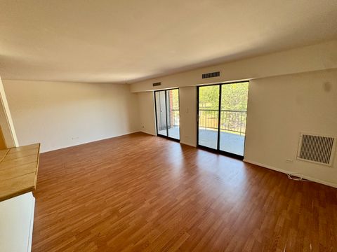 Tiny photo for 1415 E Central Road #301A, Arlington Heights, IL 60005 (MLS # 12481997)