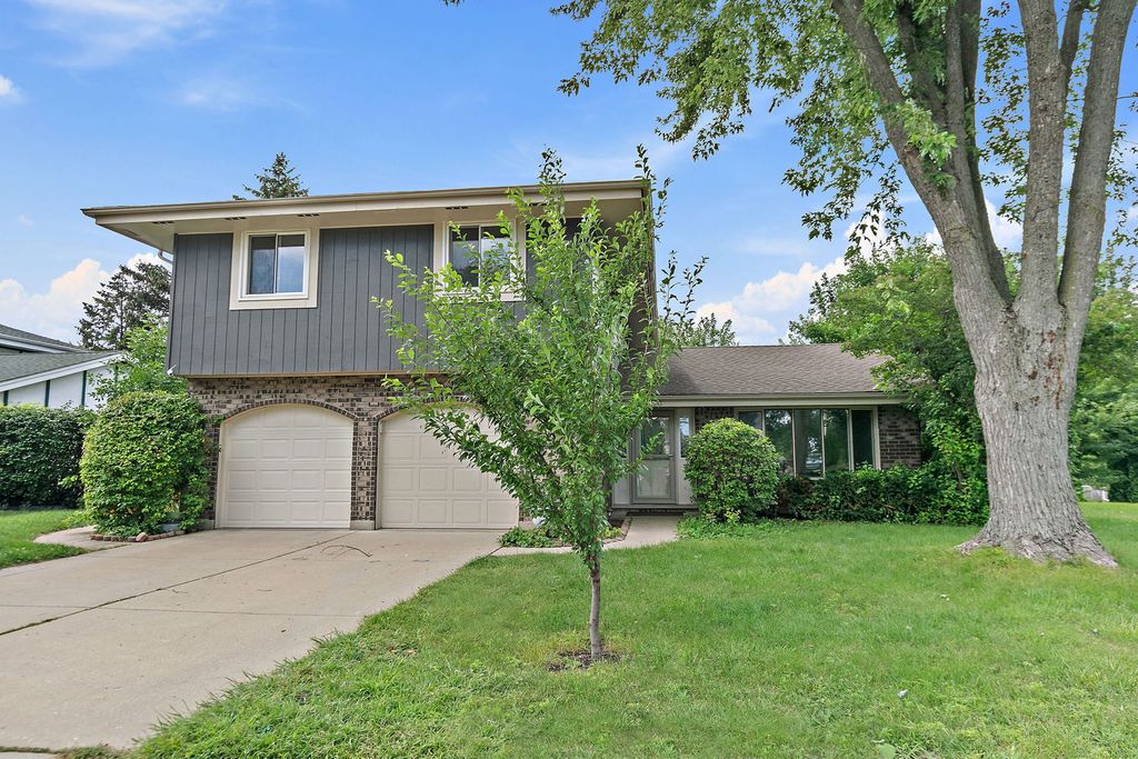 Photo for 1126 Tiverton Court, Schaumburg, IL 60193 (MLS # 12501493)
