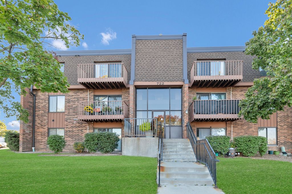 Photo for 722 Tipperary Court #3D, Schaumburg, IL 60193 (MLS # 12500549)
