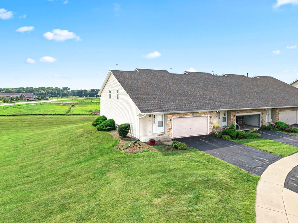 Photo for 1071 Alexandria Drive #1071, Sycamore, IL 60178 (MLS # 12443659)