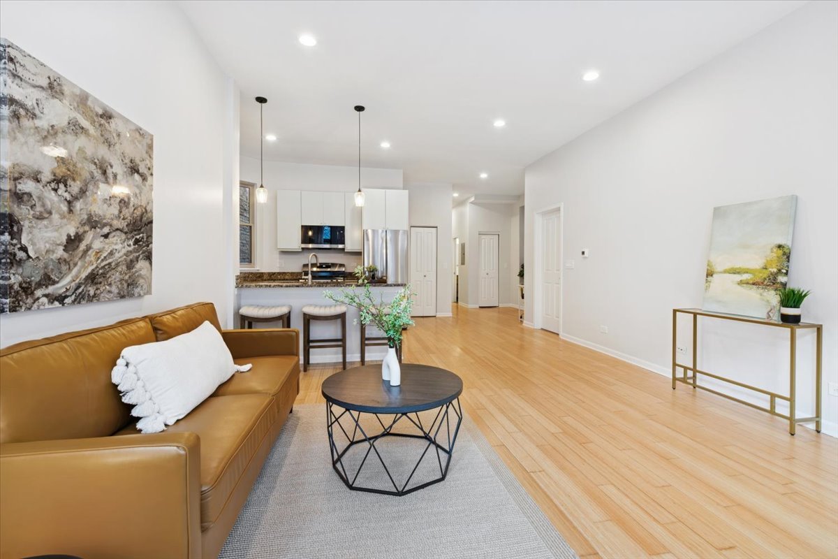 1342 N Claremont Avenue 1F