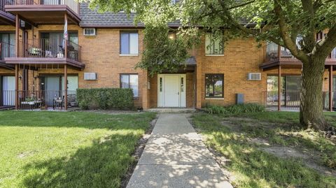 Photo of 645 N Briar Hill Lane #2, Addison, IL 60101 (MLS # 12695335)