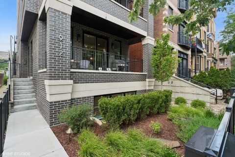 Photo of 912 W Roscoe Street #1, Chicago, IL 60657 (MLS # 12473213)