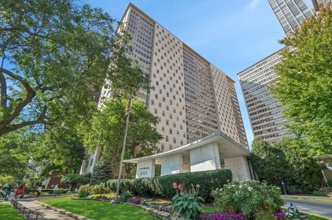 Photo of 3950 N Lake Shore Drive #2125, Chicago, IL 60613 (MLS # 12487880)