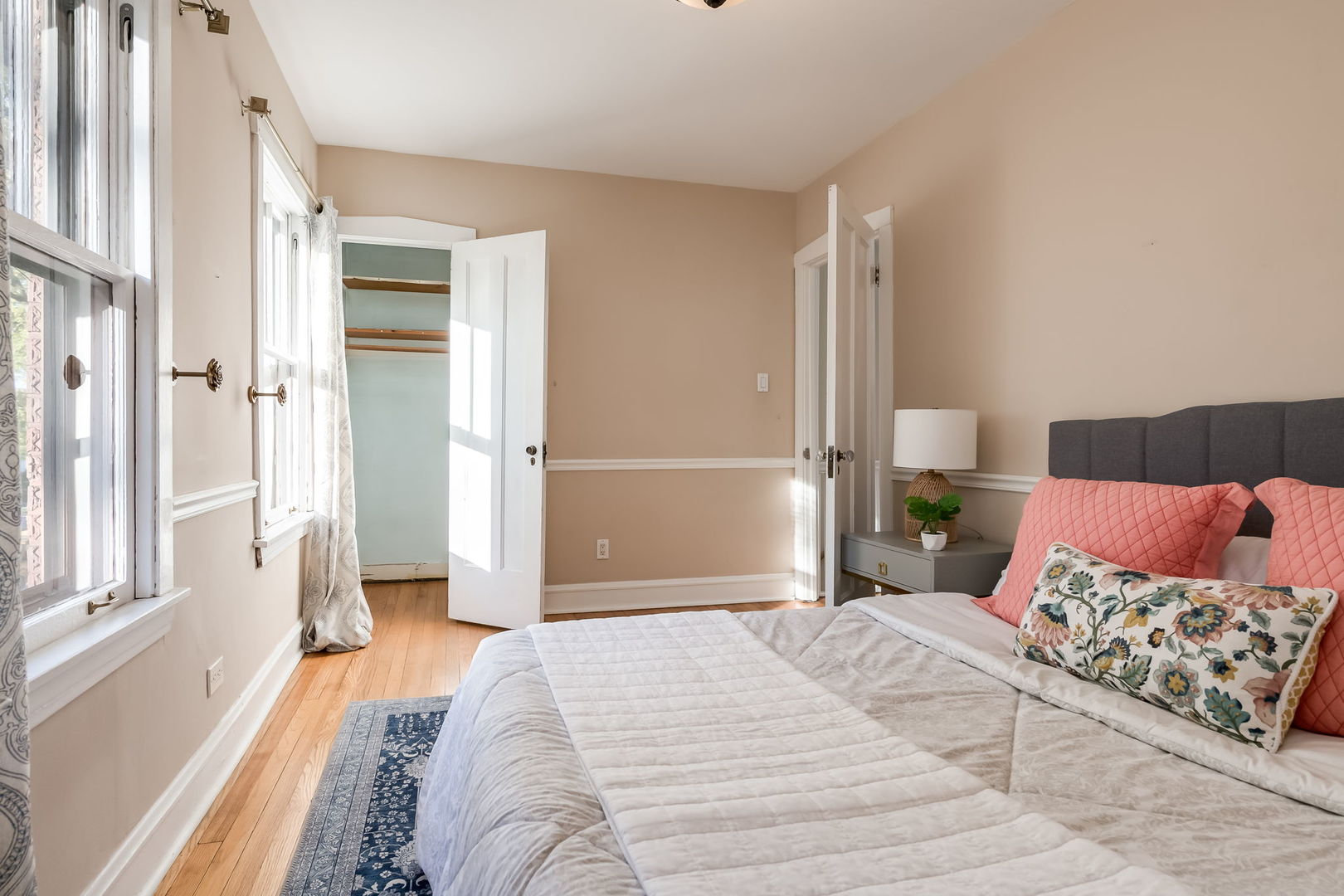 Oak Park, Illinois 60304, United States, 3 Bedrooms Bedrooms, ,1 BathroomBathrooms,Residential,Active,236251