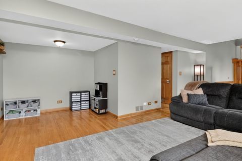 Tiny photo for 1001 Oak Ridge Drive, Streamwood, IL 60107 (MLS # 12625513)