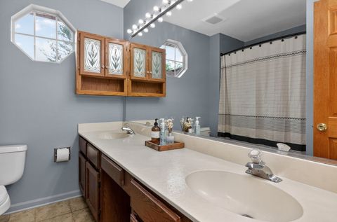 Tiny photo for 1001 Oak Ridge Drive, Streamwood, IL 60107 (MLS # 12625513)