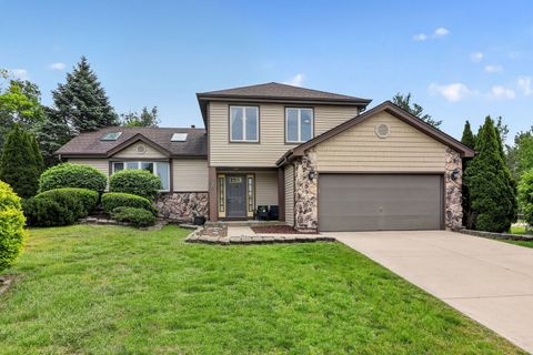 Photo of 1001 Oak Ridge Drive, Streamwood, IL 60107 (MLS # 12625513)