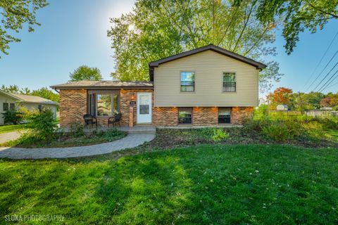 Photo of 2103 Witchwood Lane, Lindenhurst, IL 60046 (MLS # 12501926)