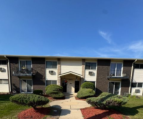 Photo of 8804 Golf Road #2F, Des Plaines, IL 60016 (MLS # 12471306)