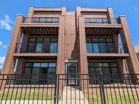 2 beds bed, 2 baths bath property at 4740 W Addison Street 02, Chicago, IL 60641