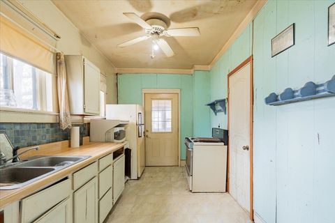 Tiny photo for 916 W Front Street, Bloomington, IL 61701 (MLS # 12527437)