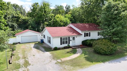 Photo of 204 W Parrish Avenue, Benton, IL 62812 (MLS # 12714069)