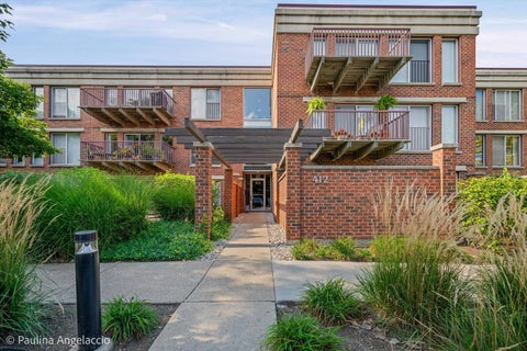 Photo of 412 Kelburn Road #212, Deerfield, IL 60015 (MLS # 12785287)