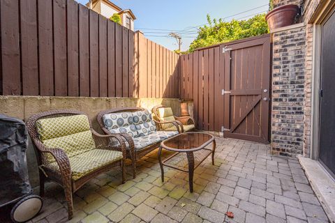 Tiny photo for 820 W WOLFRAM Street #B, Chicago, IL 60657 (MLS # 12474700)