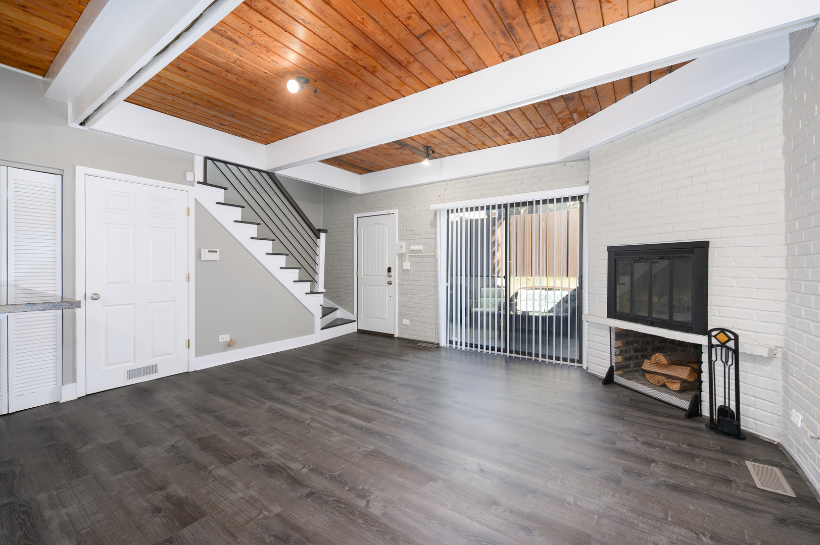 820 W WOLFRAM Street B