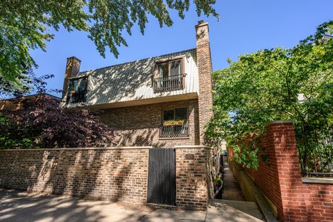 Photo of 820 W WOLFRAM Street #B, Chicago, IL 60657 (MLS # 12474700)