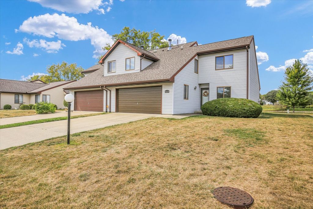 Photo for 423 Clearwater Drive #423, Champaign, IL 61822 (MLS # 12503160)