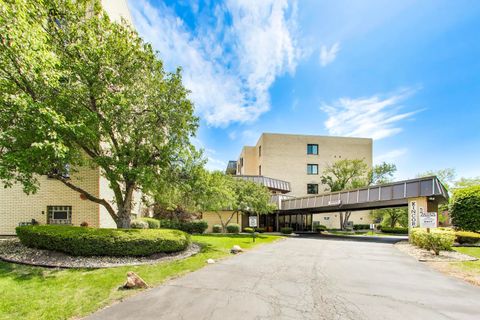 Photo of 5840 W 104th Street #415, Oak Lawn, IL 60453 (MLS # 12643129)
