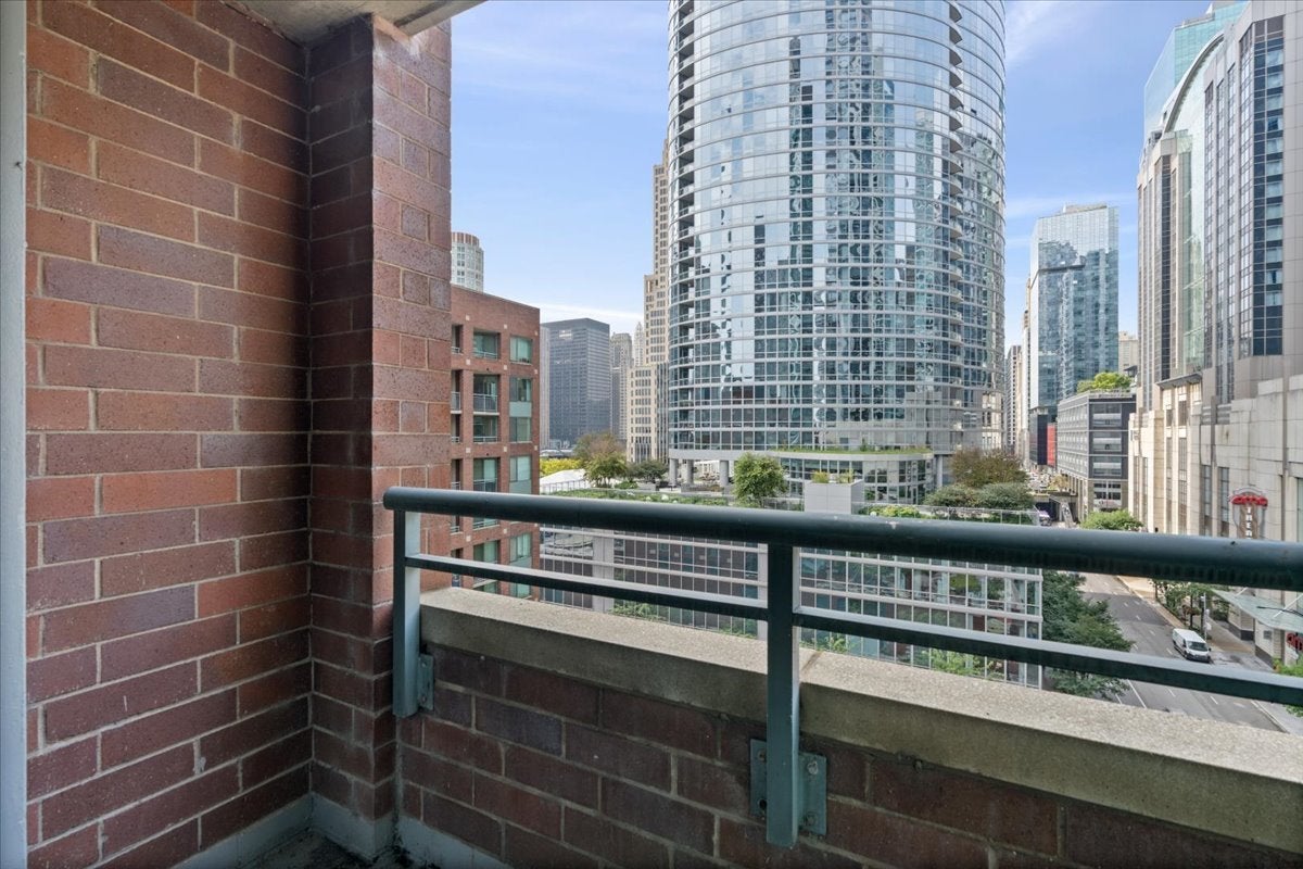 480 N MCCLURG Court 1001