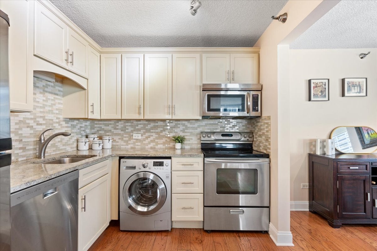 480 N MCCLURG Court 1001