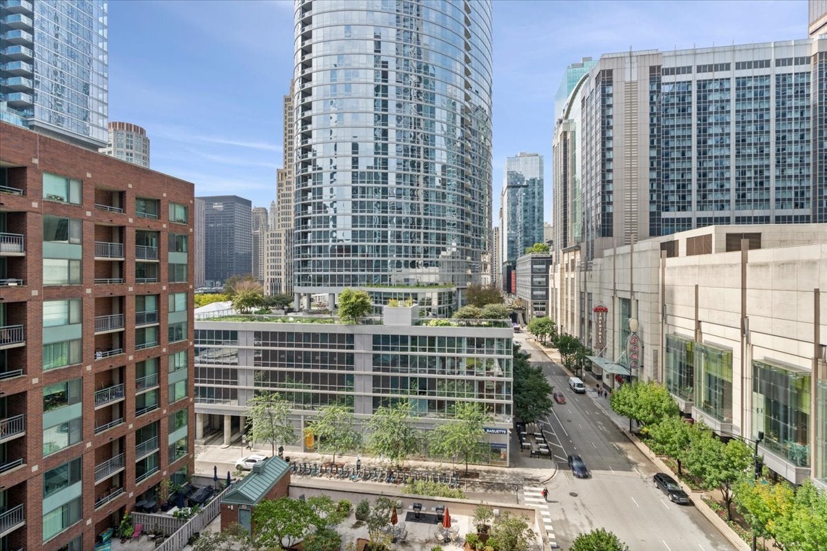 480 N MCCLURG Court 1001