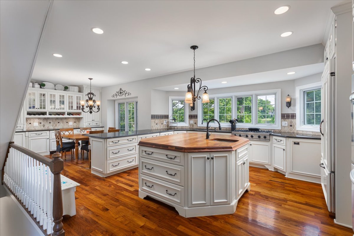 6191 Shorewood Court