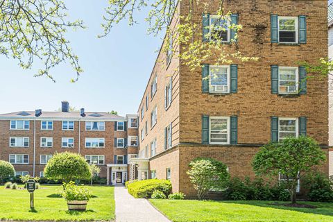 Tiny photo for 530 Michigan Avenue #3E, Evanston, IL 60202 (MLS # 12489639)