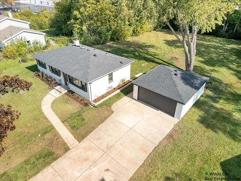 Tiny photo for 3401 N Ellen Drive, Arlington Heights, IL 60004 (MLS # 12498622)