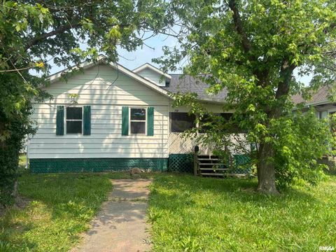 Photo of 709 S VIRGINIA Street, Marion, IL 62959 (MLS # EB458227)