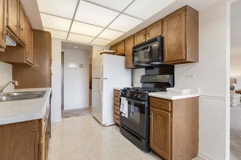 Tiny photo for 51 Old Oak Drive #302, Buffalo Grove, IL 60089 (MLS # 12490815)