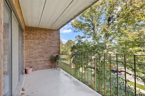 Tiny photo for 51 Old Oak Drive #302, Buffalo Grove, IL 60089 (MLS # 12490815)