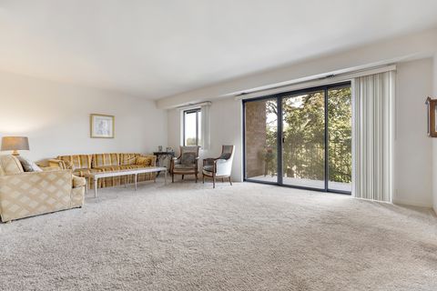 Tiny photo for 51 Old Oak Drive #302, Buffalo Grove, IL 60089 (MLS # 12490815)