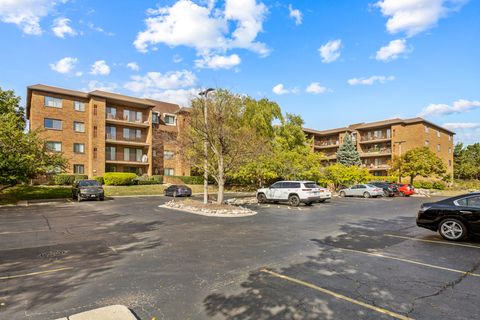 Photo of 51 Old Oak Drive #302, Buffalo Grove, IL 60089 (MLS # 12490815)