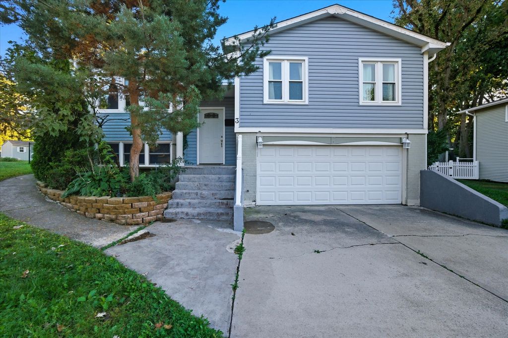 Photo for 3 Oakview Court, Woodridge, IL 60517 (MLS # 12496042)