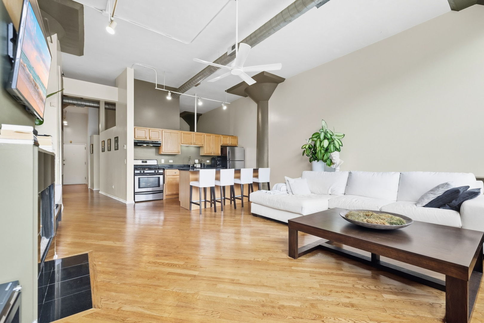 1801 W Larchmont Avenue 214