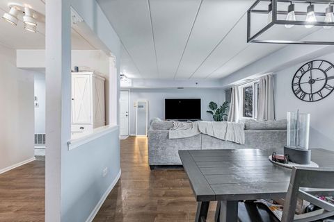 Tiny photo for 9527 S 54th Avenue #2B, Oak Lawn, IL 60453 (MLS # 12615238)