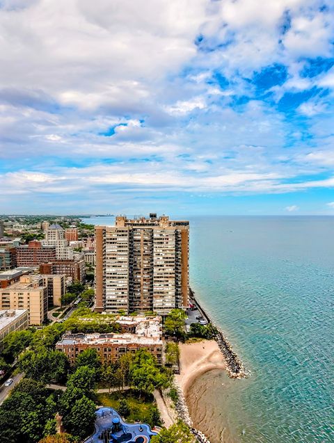 Tiny photo for 6171 N Sheridan Road #402, Chicago, IL 60660 (MLS # 12499104)
