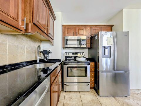 Tiny photo for 6171 N Sheridan Road #402, Chicago, IL 60660 (MLS # 12499104)