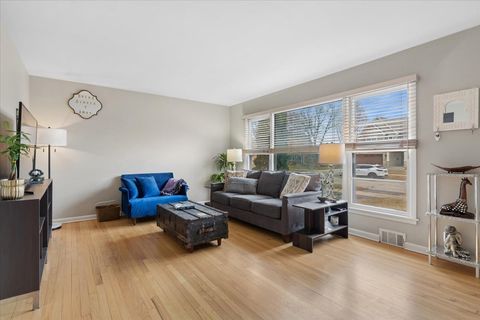 Tiny photo for 504 N Russel Street, Mount Prospect, IL 60056 (MLS # 12575013)