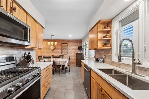 Tiny photo for 2711 E Bel Aire Drive, Arlington Heights, IL 60004 (MLS # 12617063)