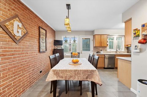 Tiny photo for 2711 E Bel Aire Drive, Arlington Heights, IL 60004 (MLS # 12617063)