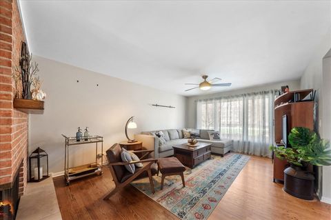 Tiny photo for 2711 E Bel Aire Drive, Arlington Heights, IL 60004 (MLS # 12617063)