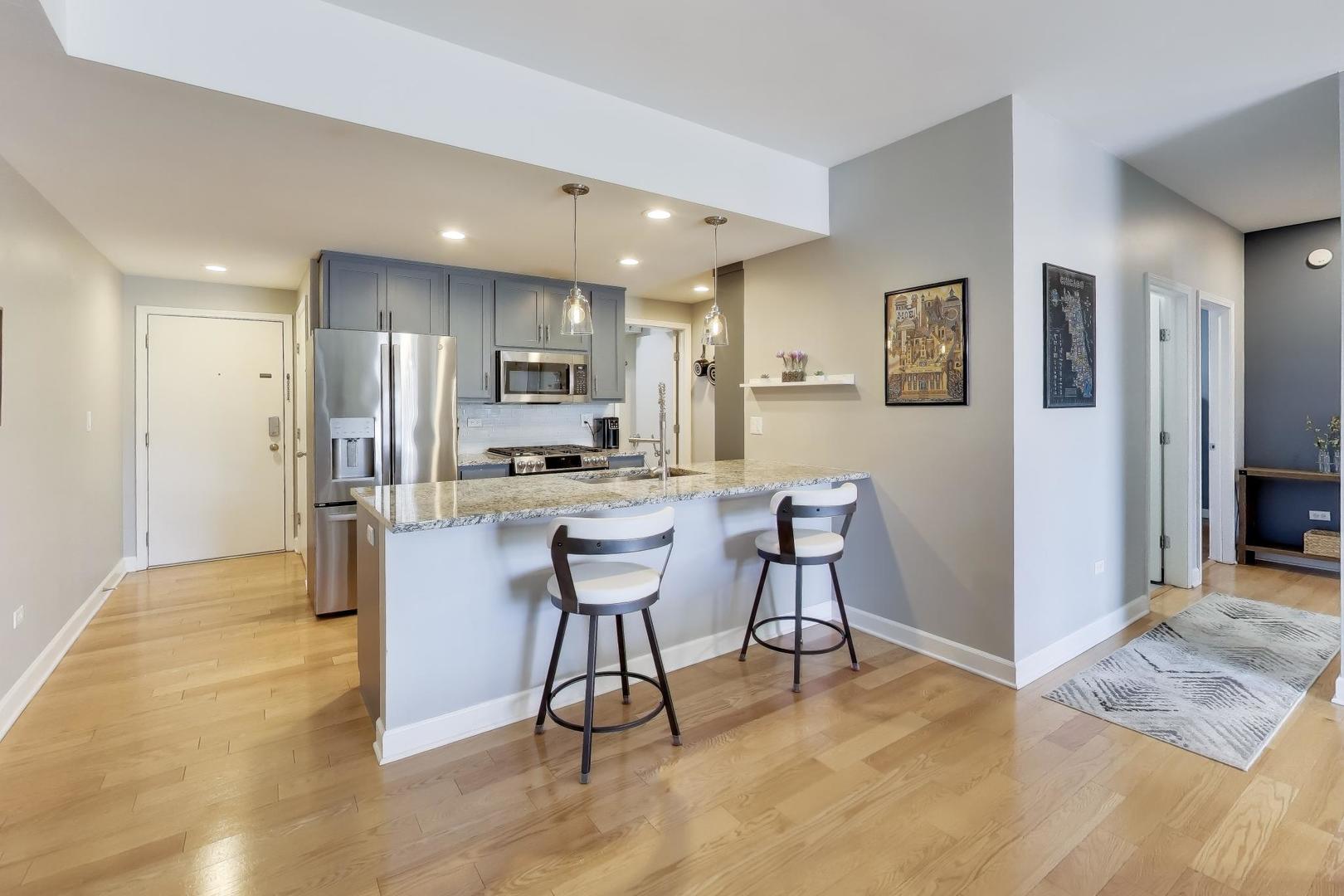 680 N GREEN Street 702