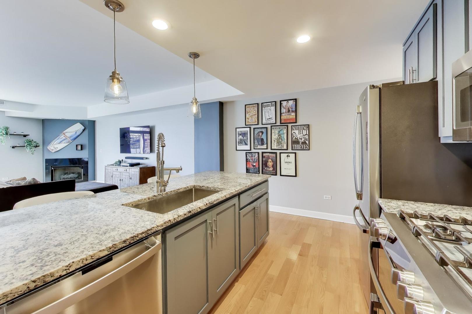 680 N GREEN Street 702