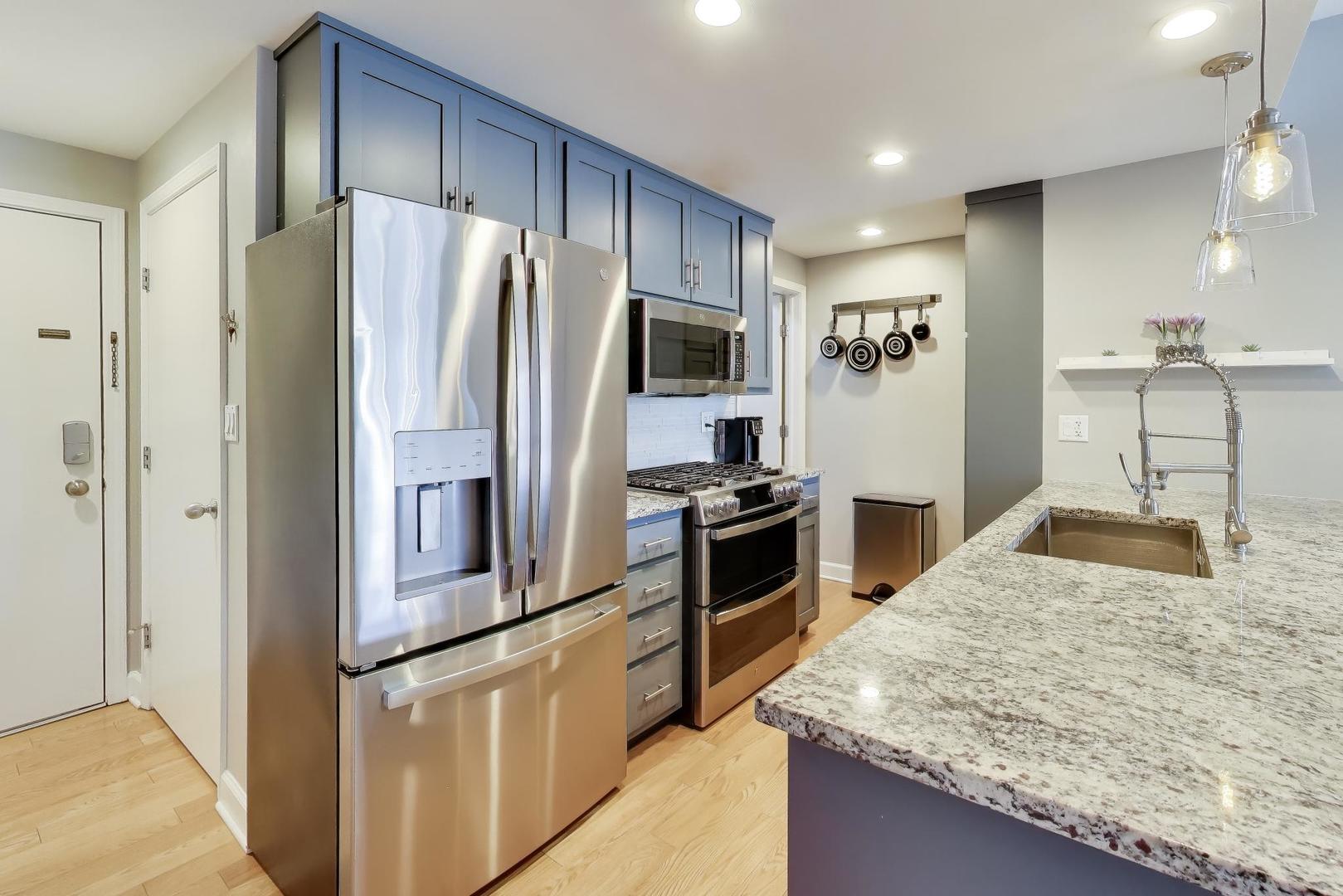 680 N GREEN Street 702